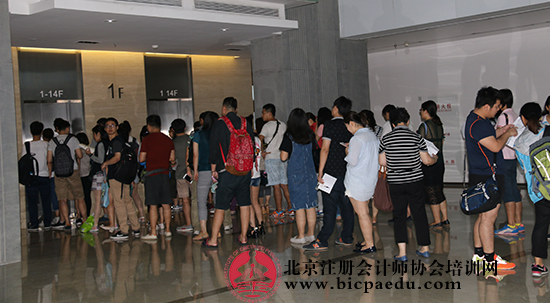 实拍2016注会综合阶段考场外“众生相”